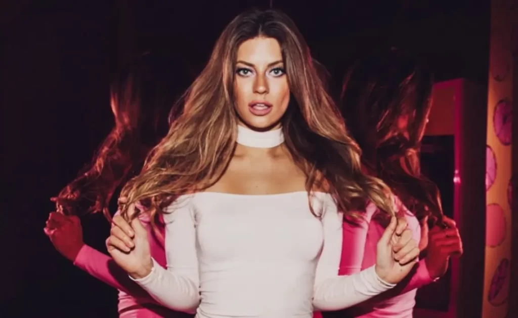 Hannah Stocking Bio/Wiki, Net Worth, Age, Weight, Height, Husband,