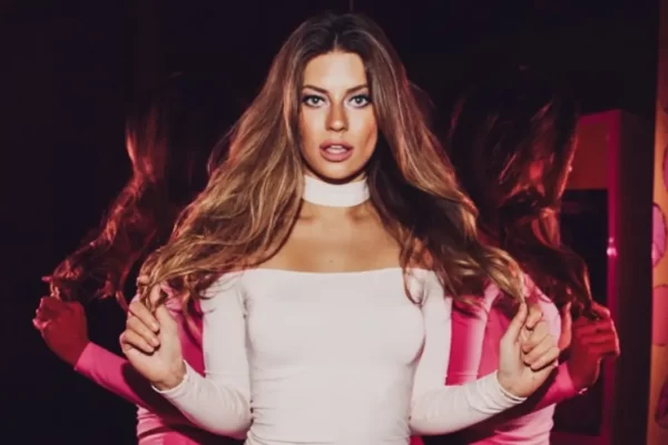 Hannah Stocking Bio/Wiki, Net Worth, Age, Weight, Height, Husband,